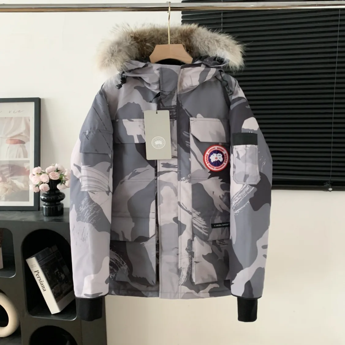 Top version, taken at home. Colleagues please do not pass it off as inferior or stolen pictures! Style number: Y 60-🇨🇦CANADA GOOES 24 styles New Arrival 08 styles/couple styles Factory direct supply: supplying global purchasing agents, micro-businesses, entities, Tmall. Premium stalls and studio cooperation, free Drop Shipping! The 2008 Canada Goose Expedition parka is the same style for men and women. It is mid-length and the most classic style in eternity. The Arctic and Antarctic scientific expedition teams and others choose Canada Goose as their cold-proof equipment. It is the Rolls-Royce of down jackets. ➖ Industry-leading anti-counterfeiting chip sensing. ➖ Imported Behringer embroidery machines and customized embroidery labels, the highest level and industry leading. ➖ Imported Korean 21-count polyester-cotton blended original fabric, TC 85 waterproof coated fabric, water-repellent, windproof and Wear-Resistant. ➖ The new national standard 80 white duck down has an average down filling of grams. The amount of down filling is industry-leading. ➖ 100% nylon lining with double double-layer sealing design to prevent velvet running, and seamless thread design on the cuffs! ➖ Western Canadian Green Wolf Collar. ➖ Yoshida YKK provides original factory-customized electroplated sliders. YKK two-way lockable zippers are tight and smooth and do not peel off paint. ➖ 3M composite Velcro is durable and the accessories and hardware are all custom-made. Note: Our copywriting is only simple and clear. Instead of bragging about the copywriting, it is better to compare and understand with samples. Only for the purest goose, the most dedicated, the most professional, the highest quality, the highest cost performance! Color: White Cream White Azure Red Blue Gray Camouflage Navy Blue Black Gray Black Label Pink SIZE:XS-XXL 👉
